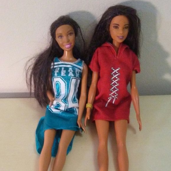 Pair of Barbie dolls with accessories - Picture 1 of 8